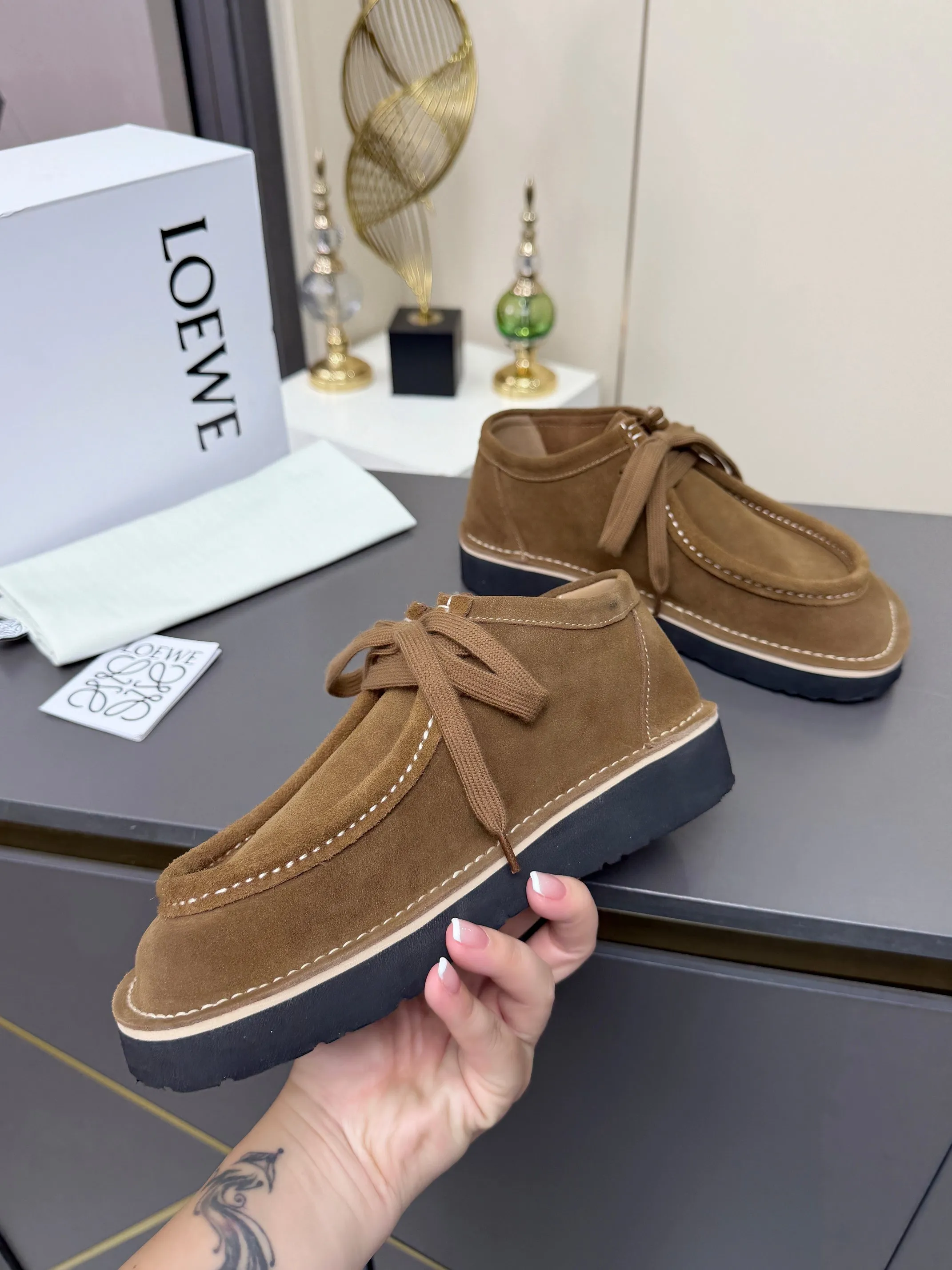 👟👟Ex-factory price 560👟👟 LOEWE·Loewe's latest kangaroo shoes, split cow leather, suede cow leather, thick-soled lace-up casual shoes, lace-up retro British style, from design to texture, allowing you to easily have a high-end luxury wearing experience. The upper is made of imported high-mercerized smooth cow suede. The delicate texture has a natural velvet-like sheen. Every inch exudes low-key sophistication. It is matched with the light-feeling EVA foam outsole. The 3-centimeter heel height is just right. It not only quietly elongates the body shape, but also brings the comfort of walking on the ground! The original version was purchased and developed, and the details are well handled. It is worth owning. It has a unique fashionable and trend-leading style. It is highly recommended to stock up. The shoe style is great, the leather is soft and comfortable, very comfortable on the feet and easy to match. ✦Fabric: imported high mercerized cowhide ✦Lining: no lining ✦Outsole: original EVA foam outsole ✦Number of sizes: women's size: 35#-40# (TT)